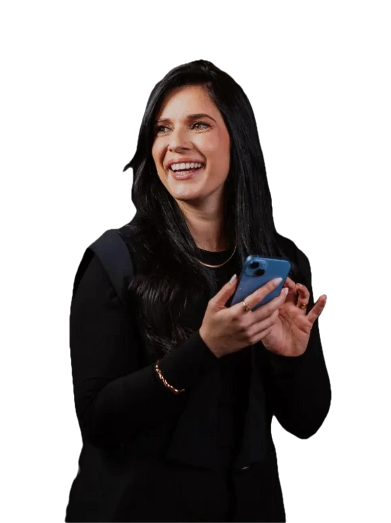 Lígia Lisliê sorrindo, com o celular na mão